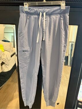Figs zamora jogger scrub pants Size
Small Gray PO 1557